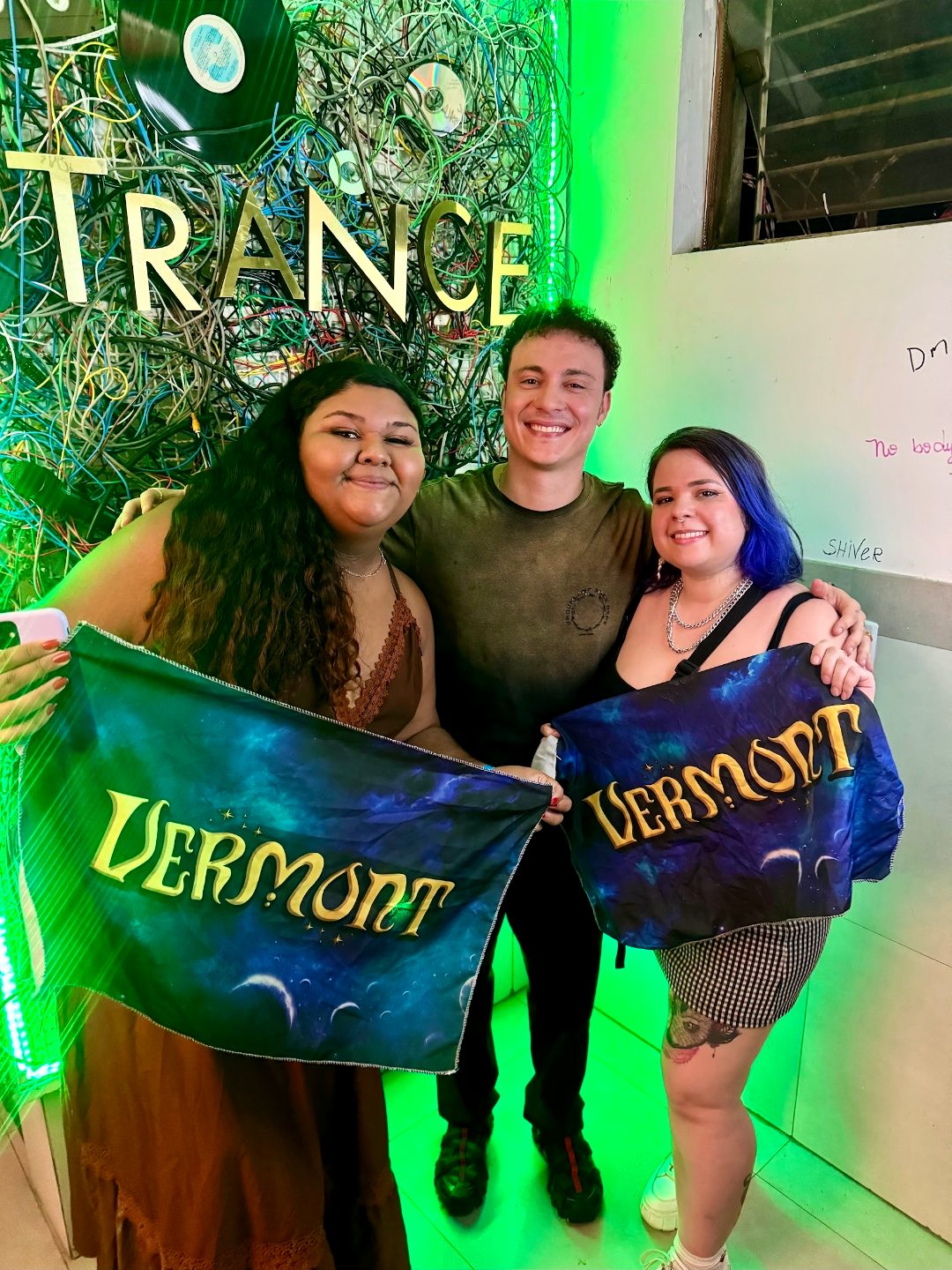 Vermont com fãs e as bandeiras do fan clube